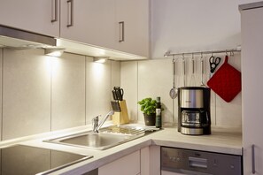 Refrigerador, horno, parrilla de estufa y lavavajillas