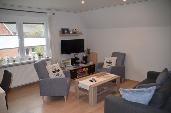 TV connectée, livres, chaîne hi-fi