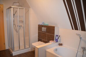 Ducha y bañera combinadas, secador de pelo, toallas y jabón