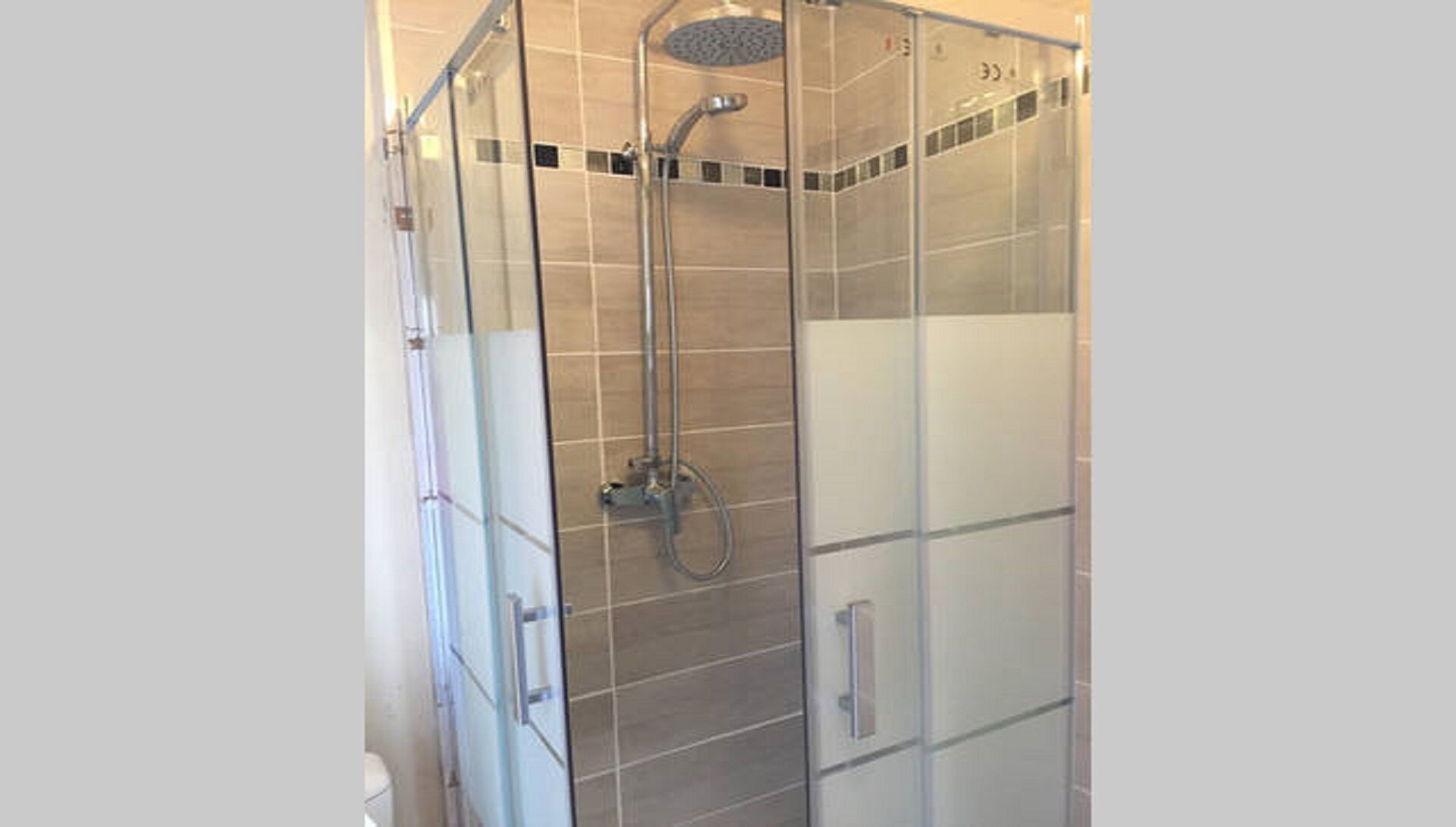 Een douche, een haardroger, handdoeken, zeep