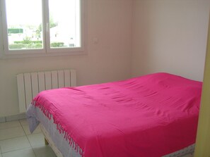 2 bedrooms, iron/ironing board, WiFi, bed sheets - ideal for holidays in the week and spa guests, quiet and sunny, near the sea (Nieulle-Sur-Seudre)