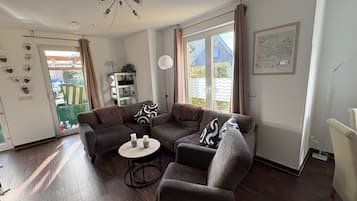 Tv, pejs, dvd-afspiller, bøger