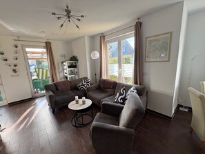 TV, lareira, DVD player, livros