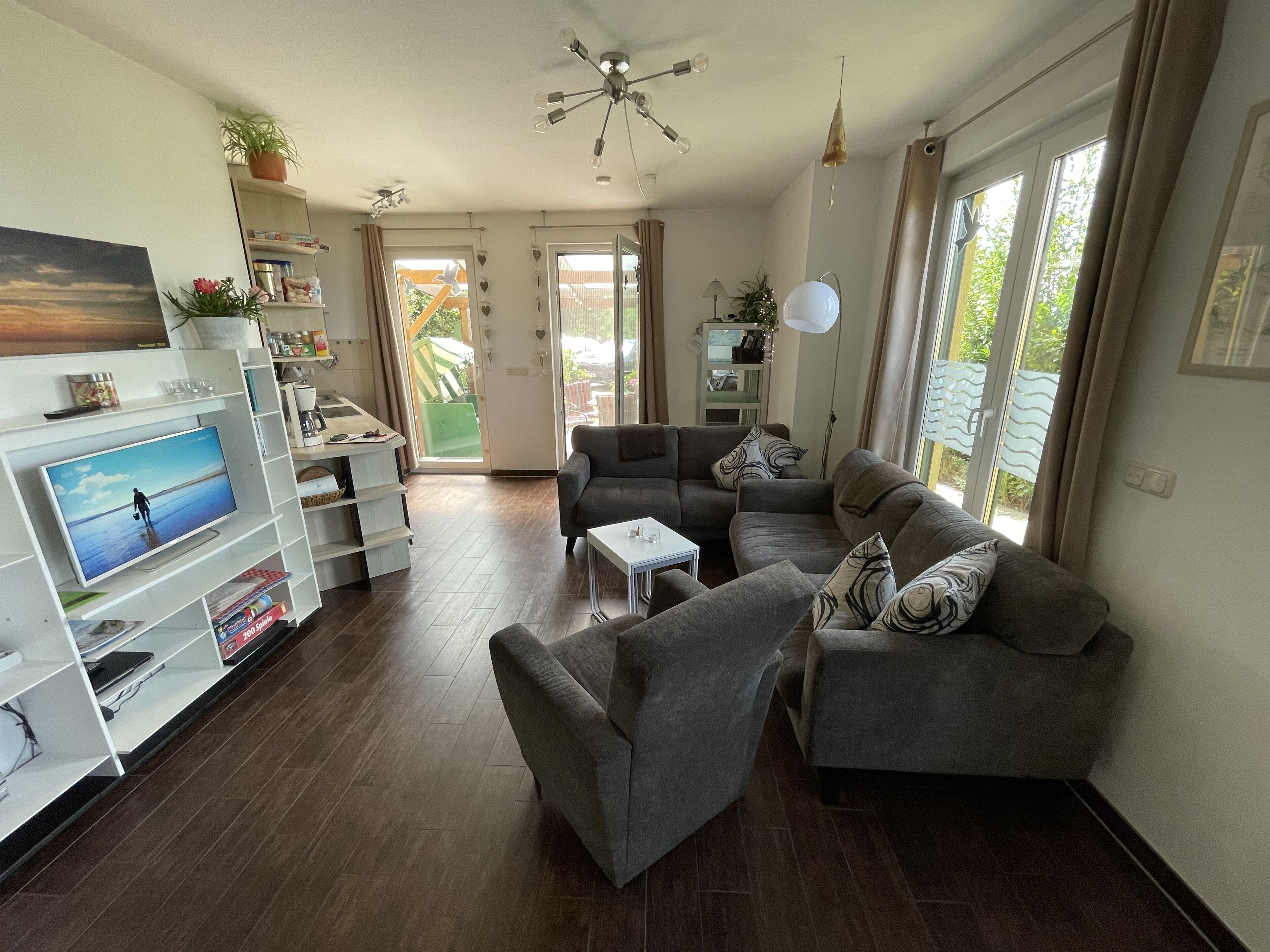 Fernseher, Kamin, DVD-Player, Bücher