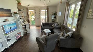 Fernseher, Kamin, DVD-Player, Bücher