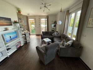 Tv, pejs, dvd-afspiller, bøger