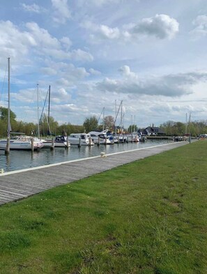 Marina - University of Applied Sciences located at the port; Water view, sauna, fireplace, **** (Neuendorf b. Saal)