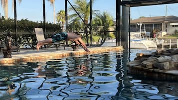 Utomhuspool och uppvärmd pool