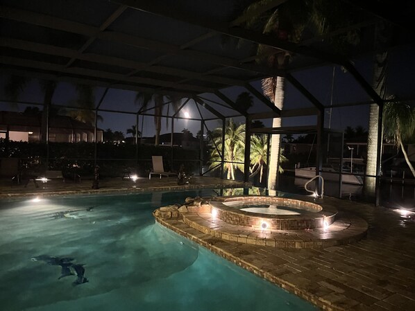Una piscina al aire libre, una piscina climatizada