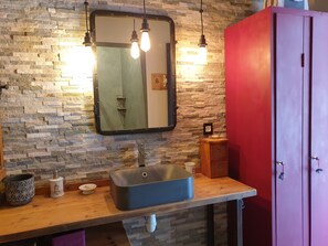 Shower, hair dryer, towels, soap - Gite in Mas Provençal, private heated pool, spa, absolute calm (Le Beausset)