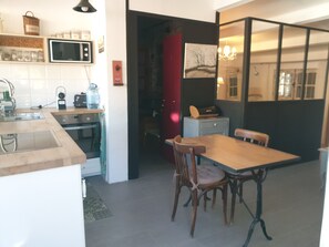 Fridge, microwave, oven, stovetop - 4* gîte in Mas Provençal, private heated pool, spa, absolute peace and quiet. (Le Beausset)