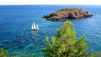 Aan het strand, ligstoelen aan het strand, strandlakens