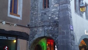 A stone building with a narrow entrance and a small window. - charming studio in the heart of the old town (Annecy)