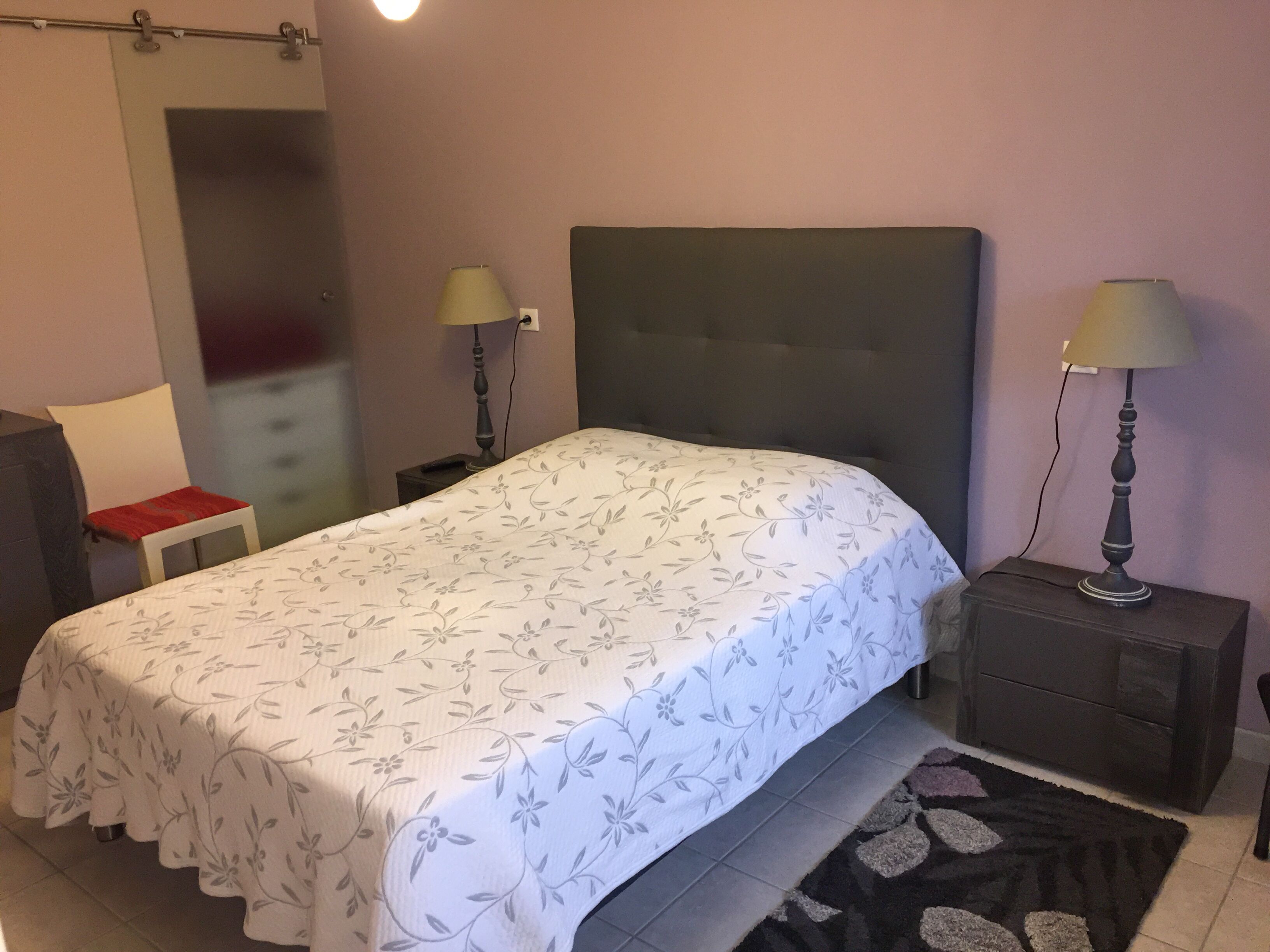 2 slaapkamers, reisbedje