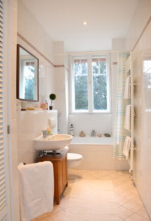 Hair dryer, towels, soap, toilet paper - Beautiful sunny cozy design apartment to relax with 2 bedrooms (Nuthetal)