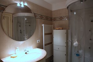 Shower, hair dryer, bidet, towels - Apartment Spanish Steps with panoramic roofterrace-Free Wifi /AC-Rome on foot (Rom)