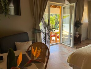 6 chambres, bureau, fer et planche à repasser, lit parapluie