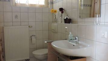 Badewanne, Haartrockner, Handtücher, Seife