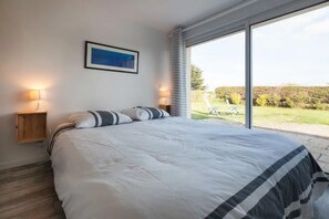 3 slaapkamers, een strijkplank/strijkijzer, reisbedje, gratis wifi