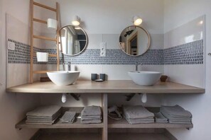 Een douche, een haardroger, handdoeken