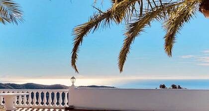 Intiimi maalaistalo, josta on upeat merinäkymät ja iso uima-allas palmujen alla