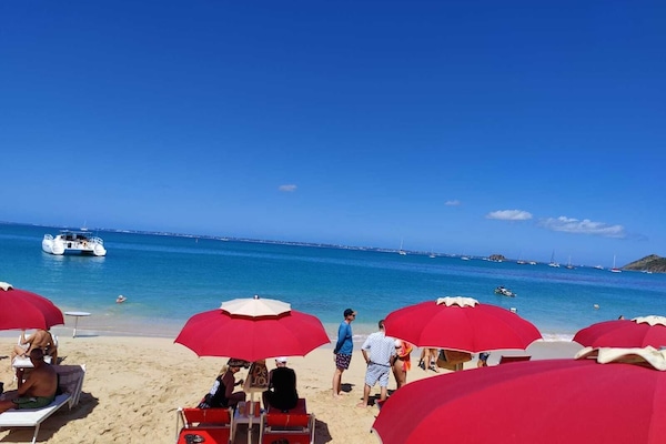 Playa en los alrededores y toallas de playa