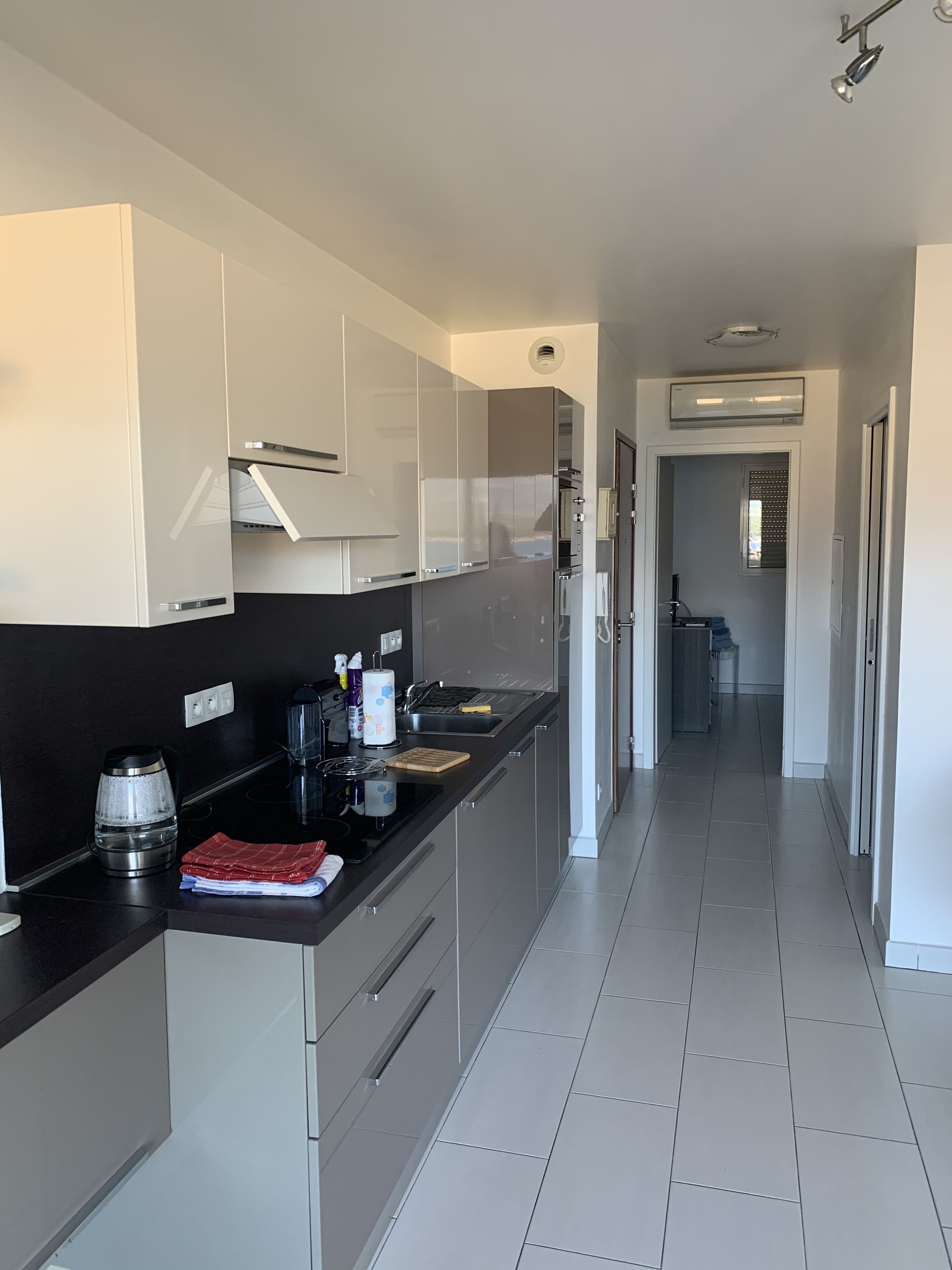 Réfrigérateur, micro-ondes, plaque de cuisson, lave-vaisselle