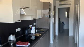 Réfrigérateur, micro-ondes, plaque de cuisson, lave-vaisselle