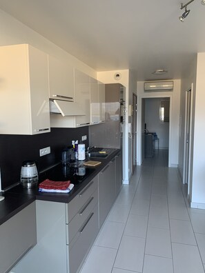 Réfrigérateur, micro-ondes, plaque de cuisson, lave-vaisselle