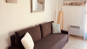 TV, livros, aparelho de som