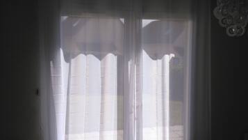2 chambres, fer et planche Ă  repasser