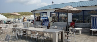 Ferienhaus mit großem Garten im Süden, 900m vom Nordsee Strand