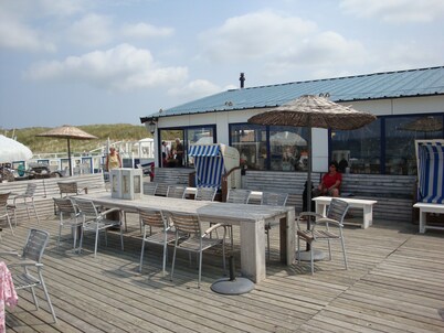 Cottage with large garden in the south, 900m from the North Sea beach