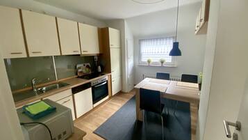Wasserkocher mit Kaffee-/Teezubehör, Kühlschrank, Mikrowelle, Ofen