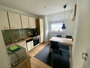 Jääkaappi, mikroaaltouuni, uuni, liesi