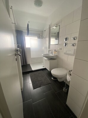 Een douche, een haardroger, handdoeken, zeep