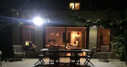 Villa moderne avec piscine et jardin au calme