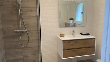 Baignoire, sèche-cheveux, serviettes fournies, papier toilette
