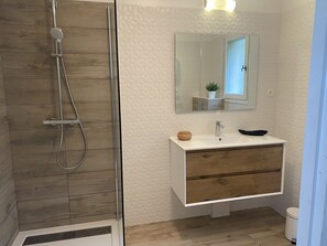 Baignoire, séchoir à cheveux, serviettes fournies, papier de toilette