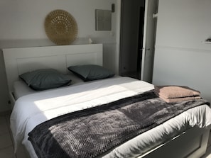 4 dormitorios, tabla de planchar con plancha, cuna de viaje y wifi