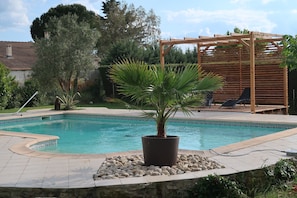 Una piscina al aire libre