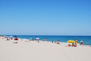 Beach - Large 2 bedroom standing air conditioned seafront LINEN SUPPLIED / BED DONE (Canet-En-Roussillon)