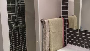 Kostenlose Toilettenartikel, Haartrockner, Handtücher, Toilettenpapier