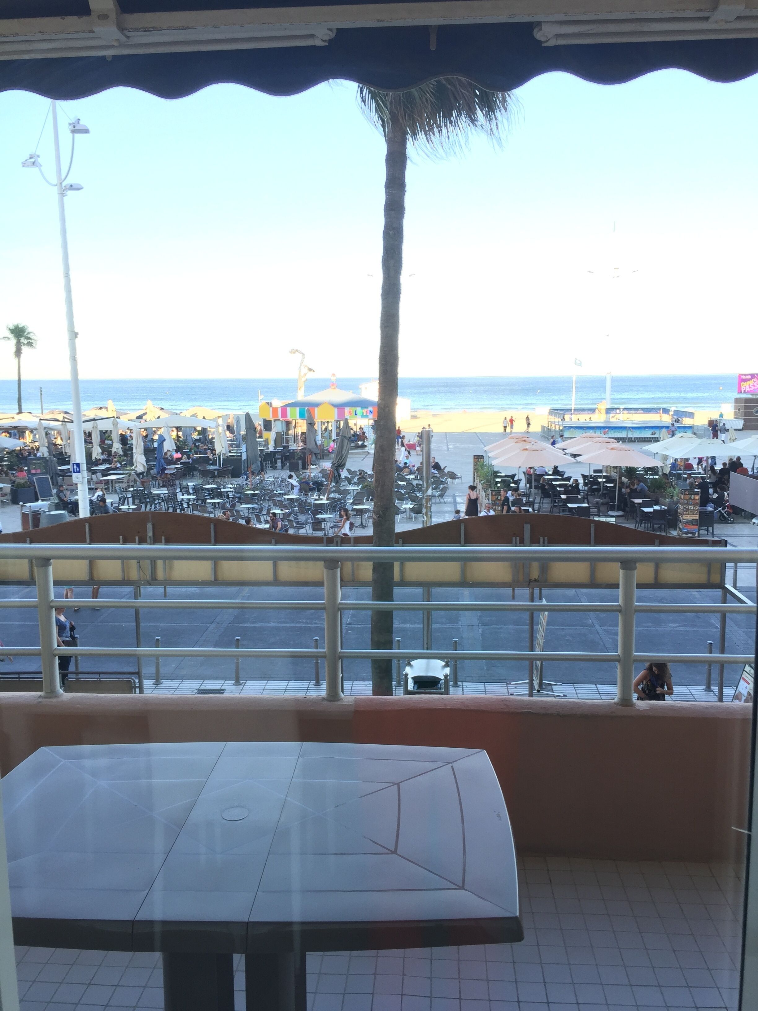 Un restaurante frente a la playa con terraza y vistas al océano.