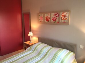 1 Schlafzimmer, Schreibtisch, schallisolierte Zimmer