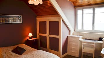 7 makuuhuonetta, työpöytÀ, silitysrauta/-lauta, vauvan matkasÀnky