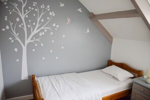 7 chambres, bureau, fer et planche Ă repasser, lit parapluie