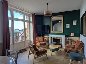 Smart TV, fireplace, books