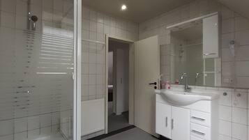 Dusche, Haartrockner, Handtücher, Seife