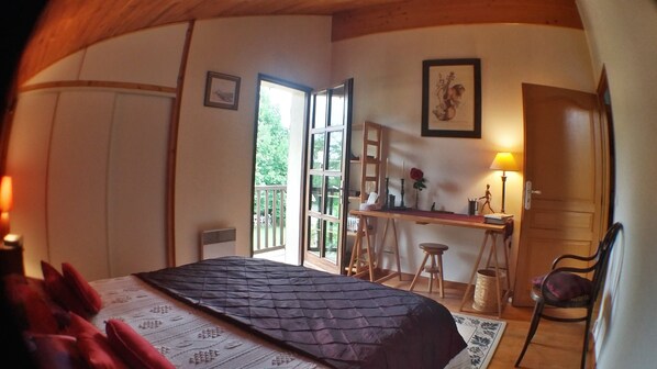 1 habitación, escritorio, tabla de planchar con plancha y cuna de viaje 